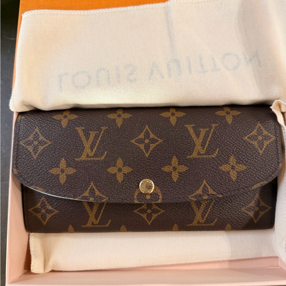 BRAND NEW VERIFIED BY THE REAL REAL - Louis Vuitton Emilie Wallet